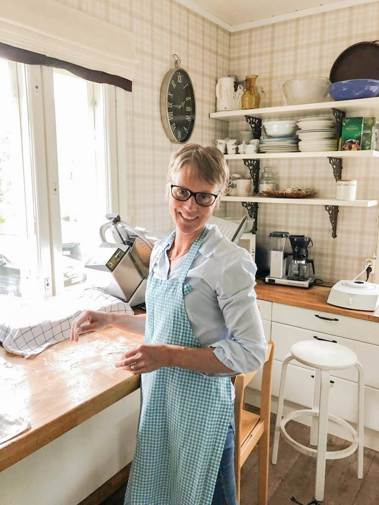 .På bilden poserar Sari Kalliooski i sitt kök medan hon bakar.