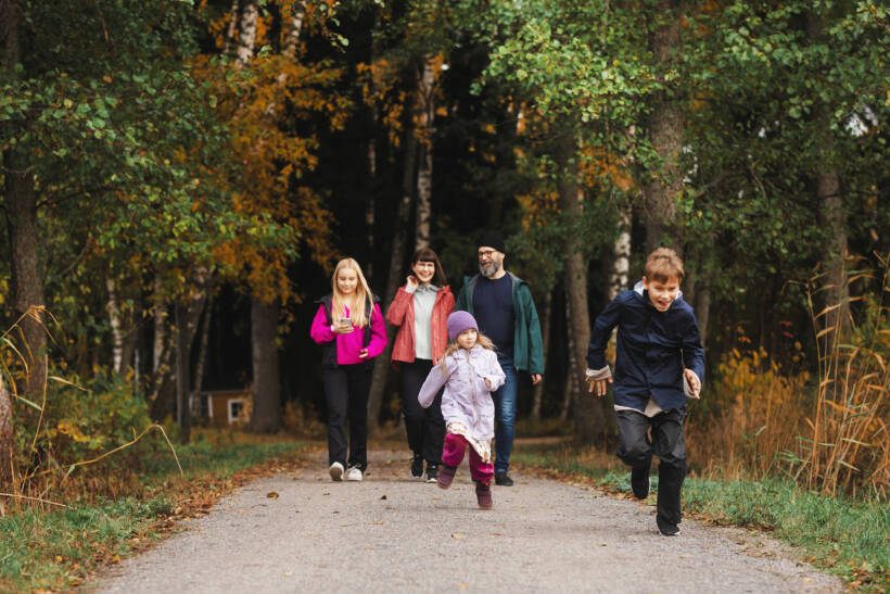 Perhe kävelyllä syksyllä.